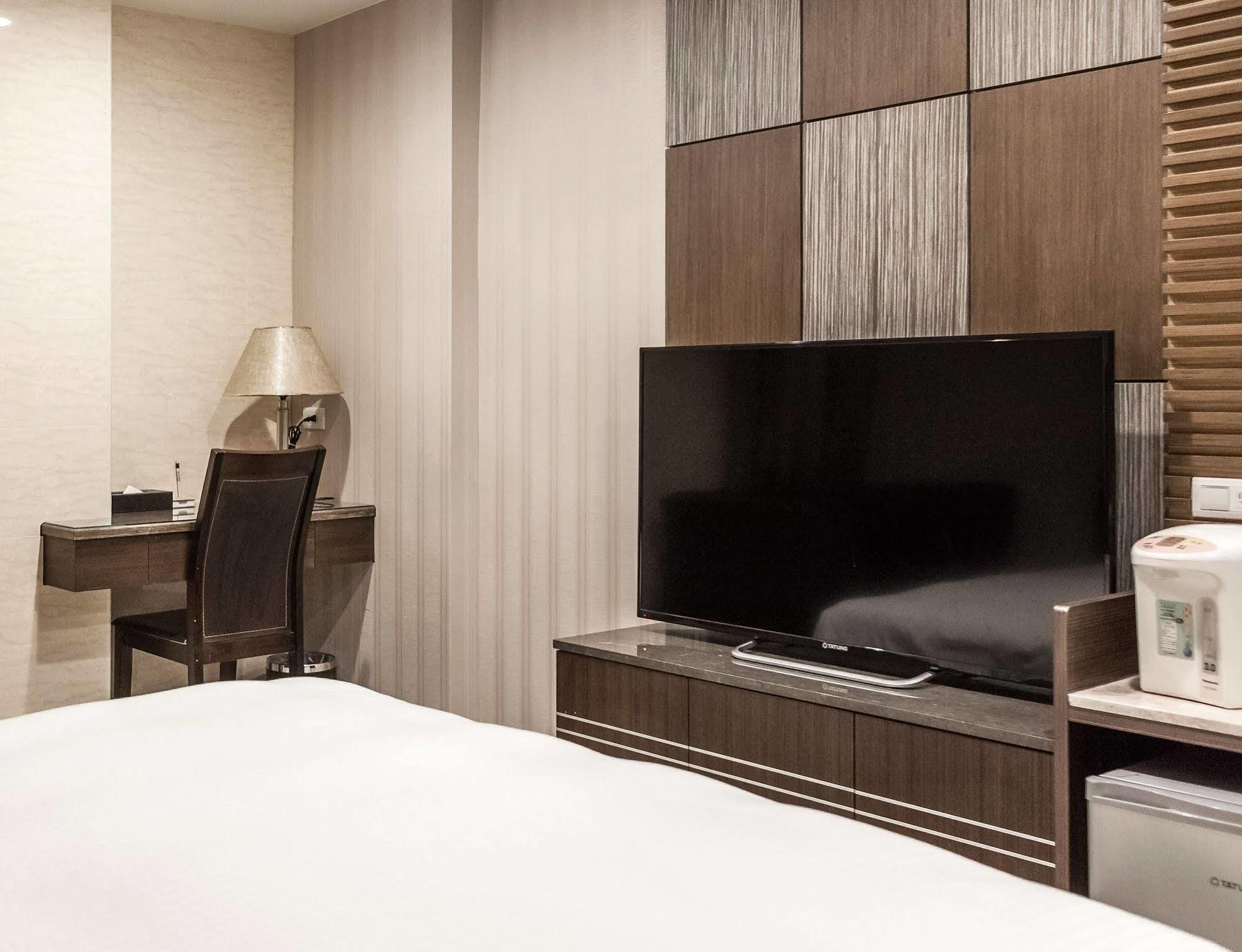 Maple Hotel Тайнань Экстерьер фото